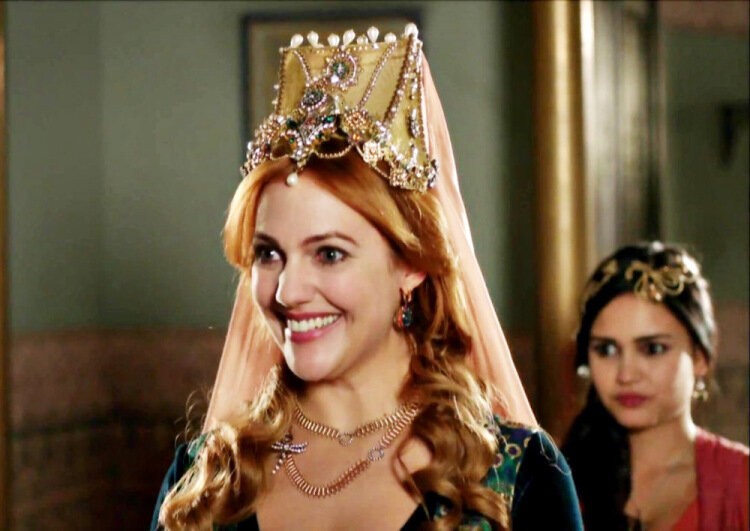 В какой серии сериала «Великолепный век» Хюррем надела корону