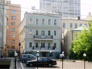 Где снимали фильм 2024 года «Дом у дороги» – основные локации и сюжет