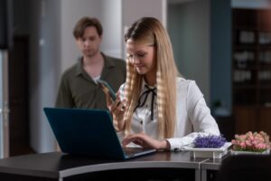 Содержание серий и сюжет сериала «Любовная сделка» (2025), чем закончится, актеры и роли